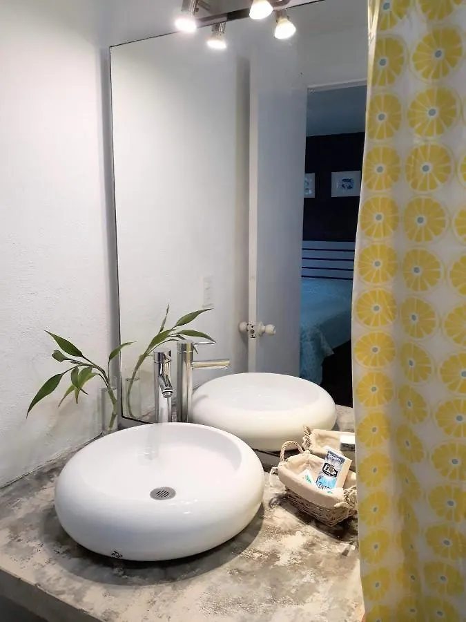 Affittacamere Room In Guest Room - Room 2, Private Bathroom, A C, Wi-Fi 50 Mbps In Downtown Cancún