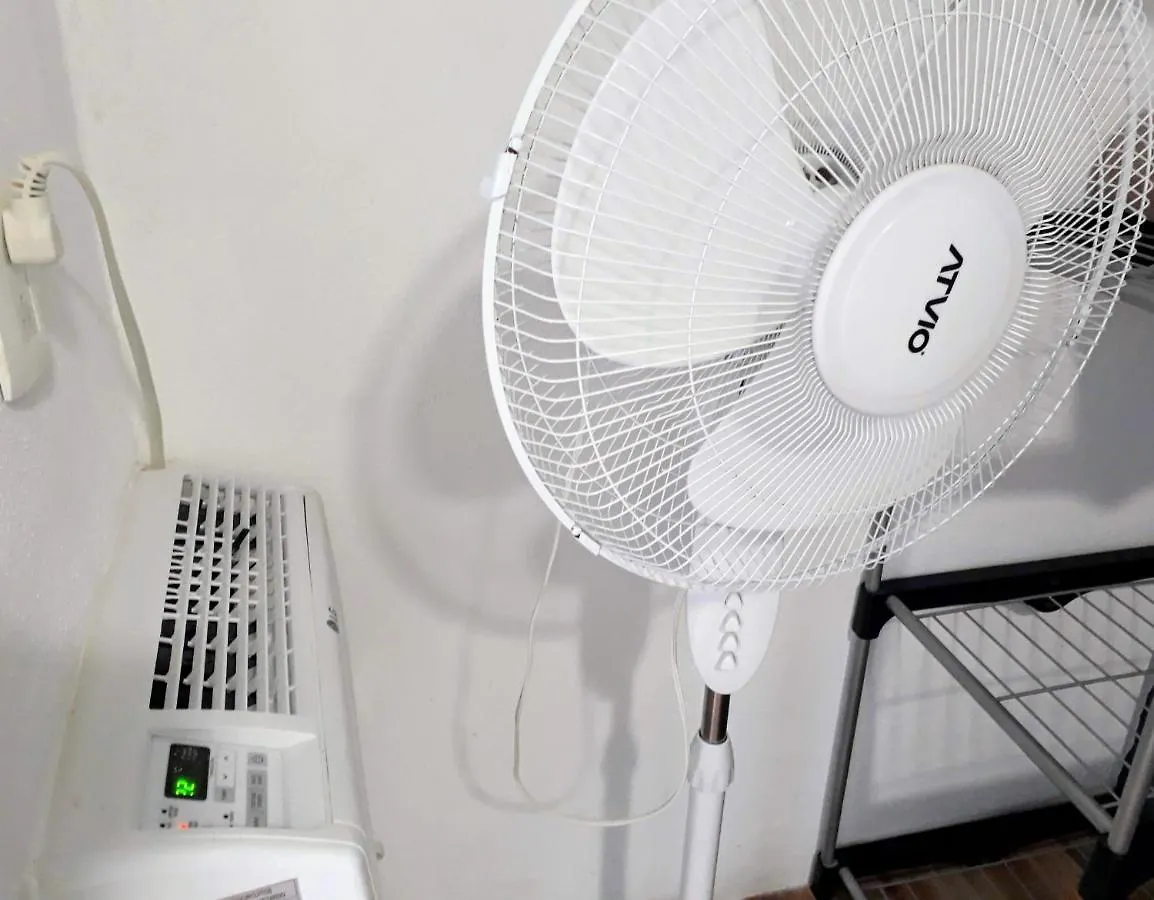 Room In Guest Room - Room 2, Private Bathroom, A C, Wi-Fi 50 Mbps In Downtown Cancún Affittacamere